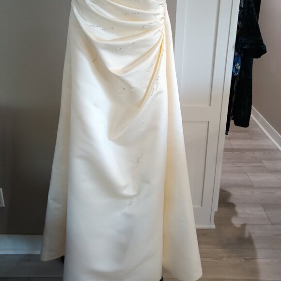 A new ivory satin simple elegant wedding gown in size 10 - Picture 2 of 7